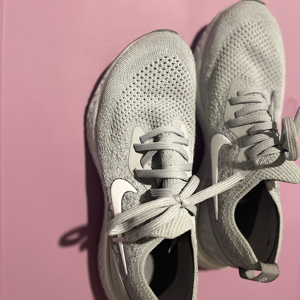 Nike Women's Light Gray Athletic Shoes